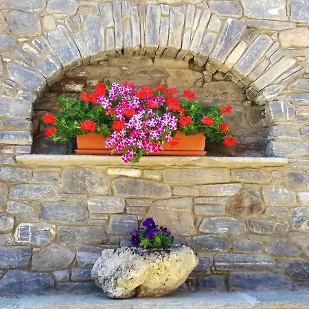 Charming In With Mountain View Апартаменты *